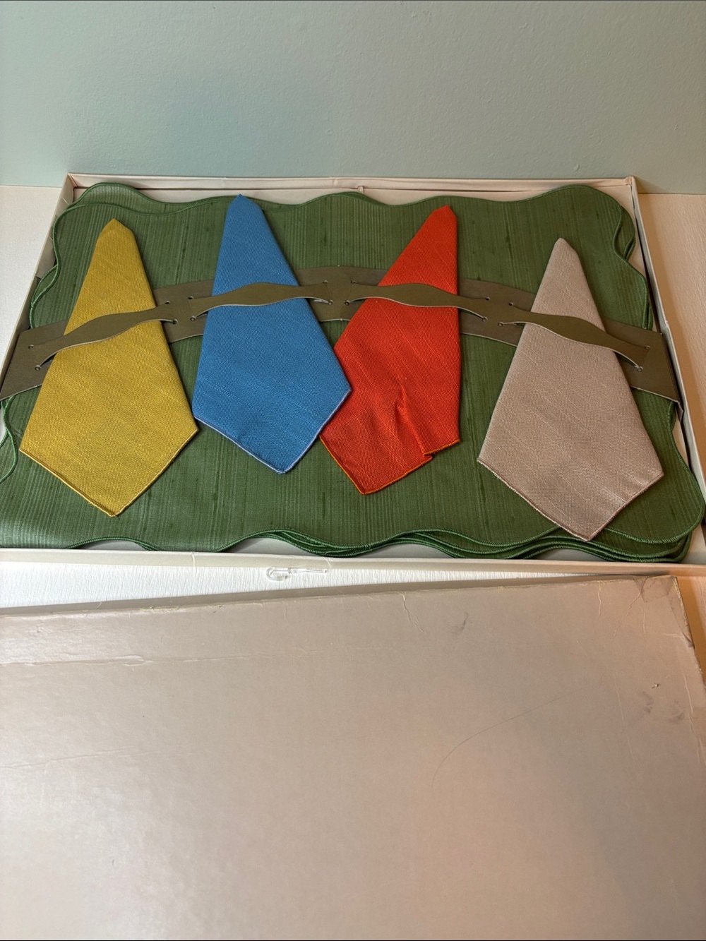 Vintage Victory K & B Inc Colorful Linen Napkin Set with 4 Green Placemats